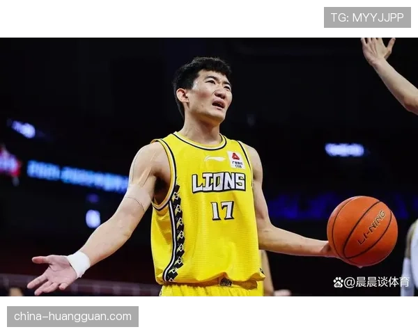 特写：孙铭徽带伤作战砍下30分，赛后累瘫在技术台前