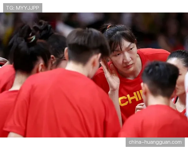 特写：一次成功的24秒违例防守后，主场观众起立鼓掌致敬